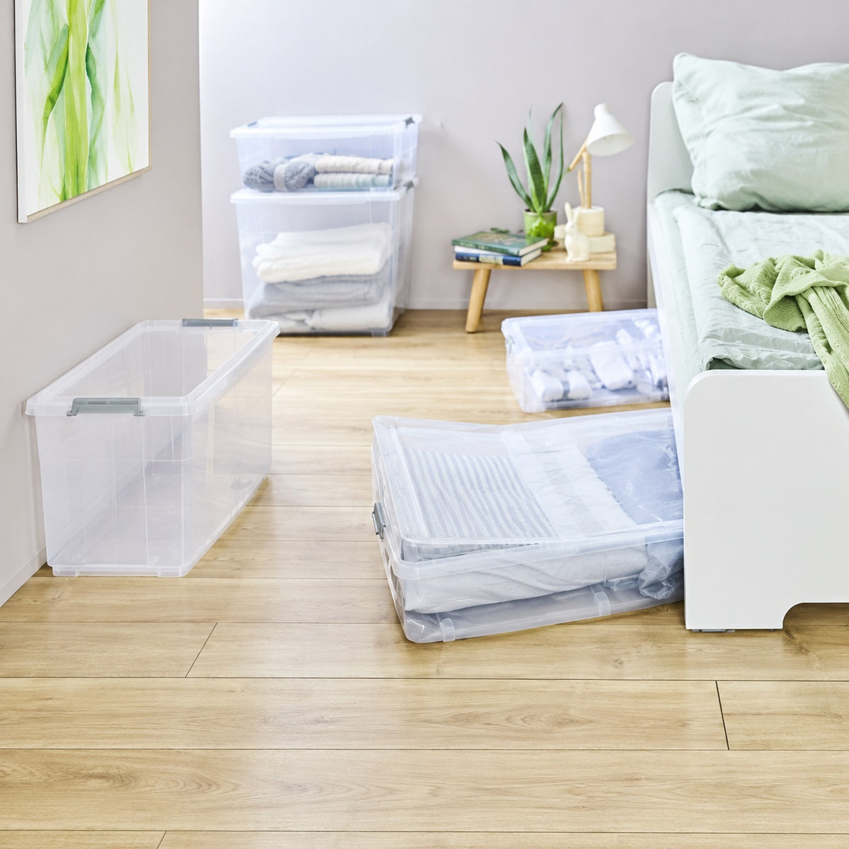  KEEEPER  Boite de rangement sous lit en plastique transparent 53L  53L, bac avec roulette, bac rangement sous lit, BOITE & BAC, boite de rangement dessous lit, boite de rangement sous lit, boite plastique, boite plastique avec roulette, boite plastique plate, boite plastique rangement sous lit RANGESTOCK